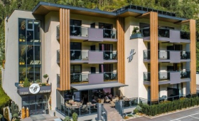 Vier Studios & Restaurant